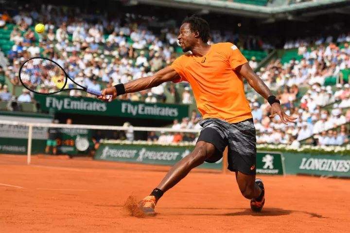 开云下载-网球赛场再起风云：关中青龙队守住胜果钱塘火狐队，脚步移动更到位赛场纪律更严谨的简单介绍