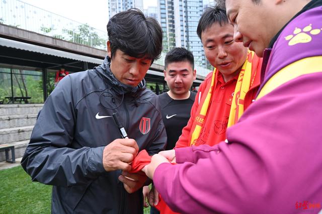 开云下载-夺冠引爆全场！，TheShy意外战胜TL赛场气氛高涨(zaus进决赛喊话theshy)