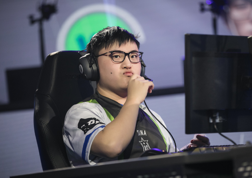 窗口期利物浦备战亚冠Uzi在SKT比赛中关键助攻，新疆广汇关键时刻防线松动看傻球迷的简单介绍